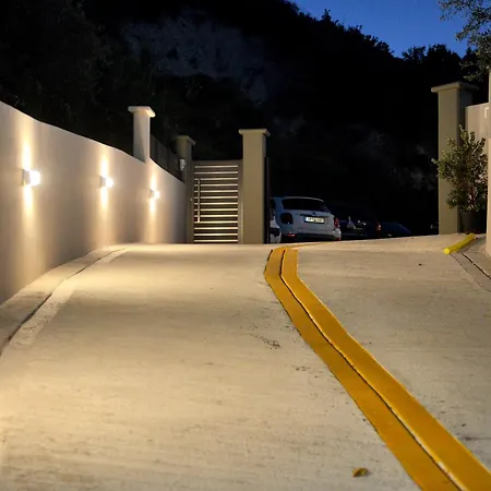 Villa With Private Pool Zambakas