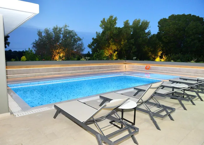 With Private Pool Zambakas Καλυθιές