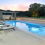 Vila With Private Pool Zambakas
